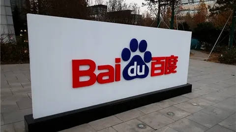 “巴黎球迷与拜仁球迷横幅抗辩：财阀纳赛尔，请退场！”