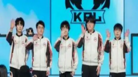 贝林厄姆恋情曝光，携手女友观赛引发粉丝热议